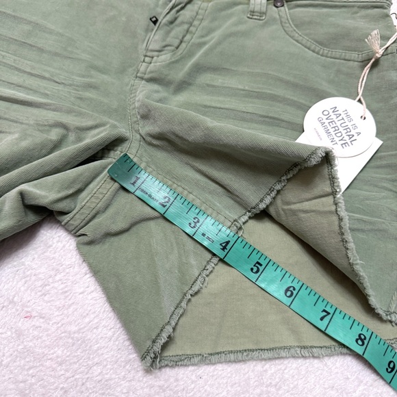 Carve Designs sz 2 Oahu 4” Butter Shorts in Light Olive cord soft - Picture 11 of 11